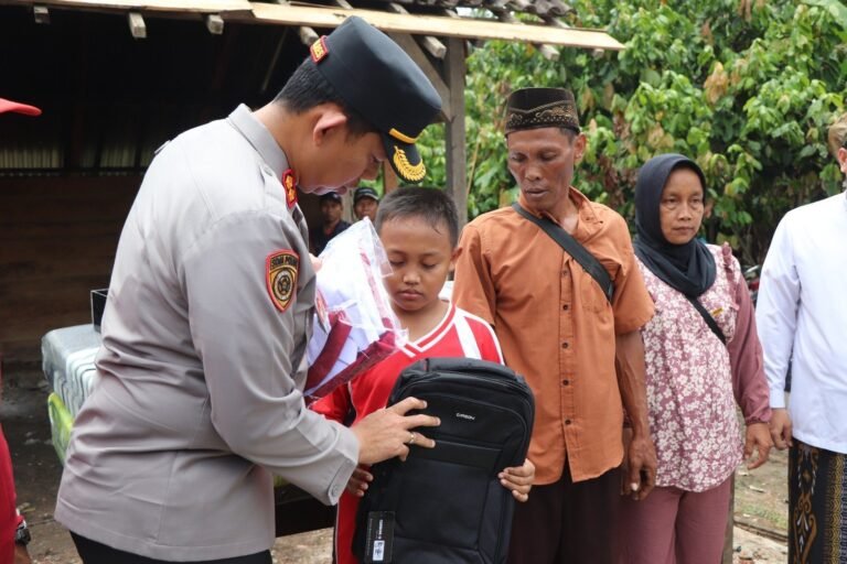 Wujud Kepedulian, Kapolres Musi Rawas dan PCNU Sambangi Korban Kebakaran di desa Wonosari