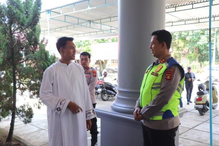 Dukung Program “Nyago Sumsel”, Kapolres Musi Rawas Turun Langsung Sterilisasi Gereja