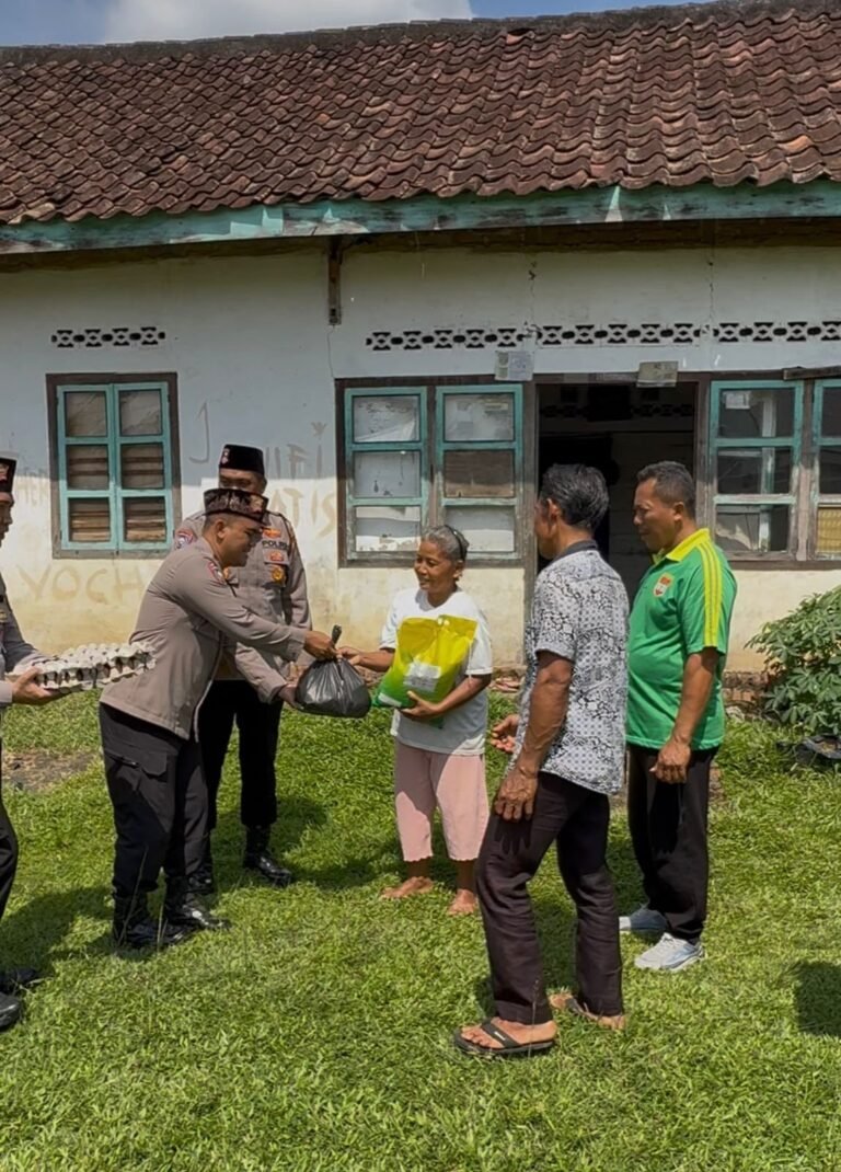 Sambut Hari Bhayangkara ke-80, Kapolres Musi Rawas Melalui Sat Binmas Gelar Jumat Berkah Berbagi