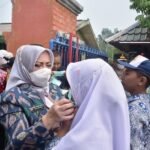Antisipasi ISPA, Bupati Serta Wabup Musi Rawas Bagikan Masker Gratis di Sekolah dan Pasar