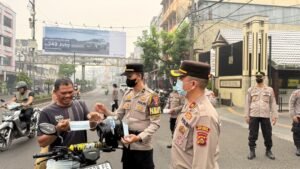 Kabut Asap Kian Pekat, Polres Lubuklinggau Bagikan Masker Gratis kepada Pengguna Jalan