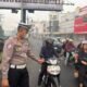 KABUT ASAP MAKIN PEKAT, SATLANTAS POLRES LUBUK LINGGAU IMBAU PENGENDARA NYALAKAN LAMPU KENDARAAN