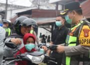 Berikan Rasa Aman dan Nyaman, Kapolres Musi Rawas Terjun Langsung Pimpin Pengaturan Lalu Lintas Pagi dan Bagikan Masker