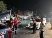 Polisi Humanis! Personel Polres Lubuk Linggau Bantu Pemudik Mogok di Jalan Garuda